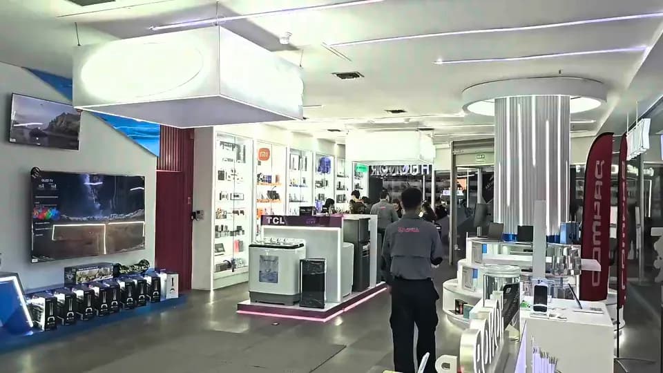 Clientes recorriendo los corners de marca dentro de la tienda