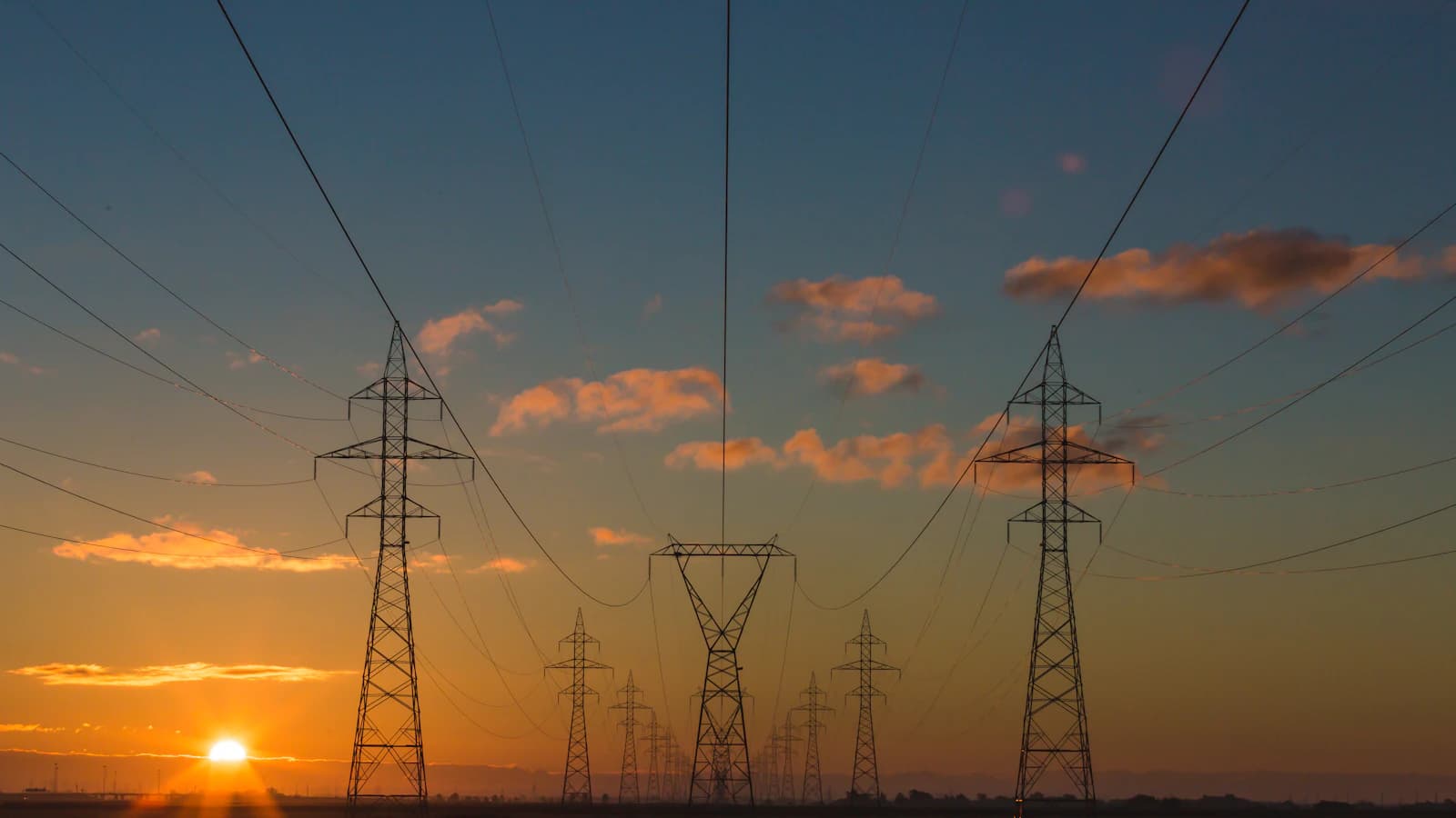 Torres eléctricas de alta tensión al atardecer