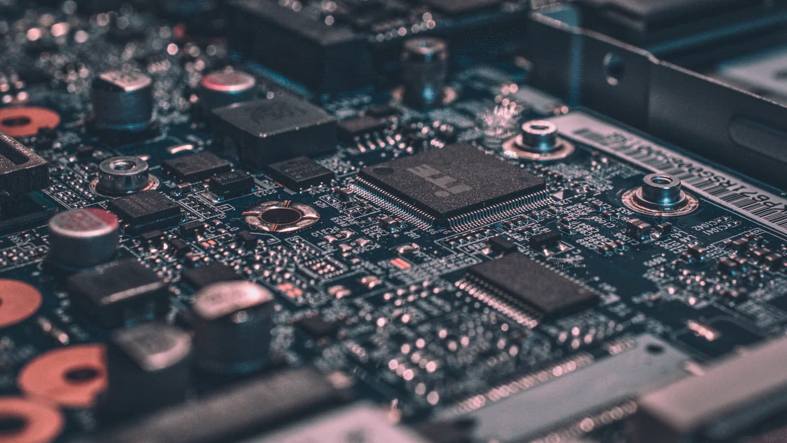 Placa de circuito electrónico en primer plano, símbolo del respaldo técnico