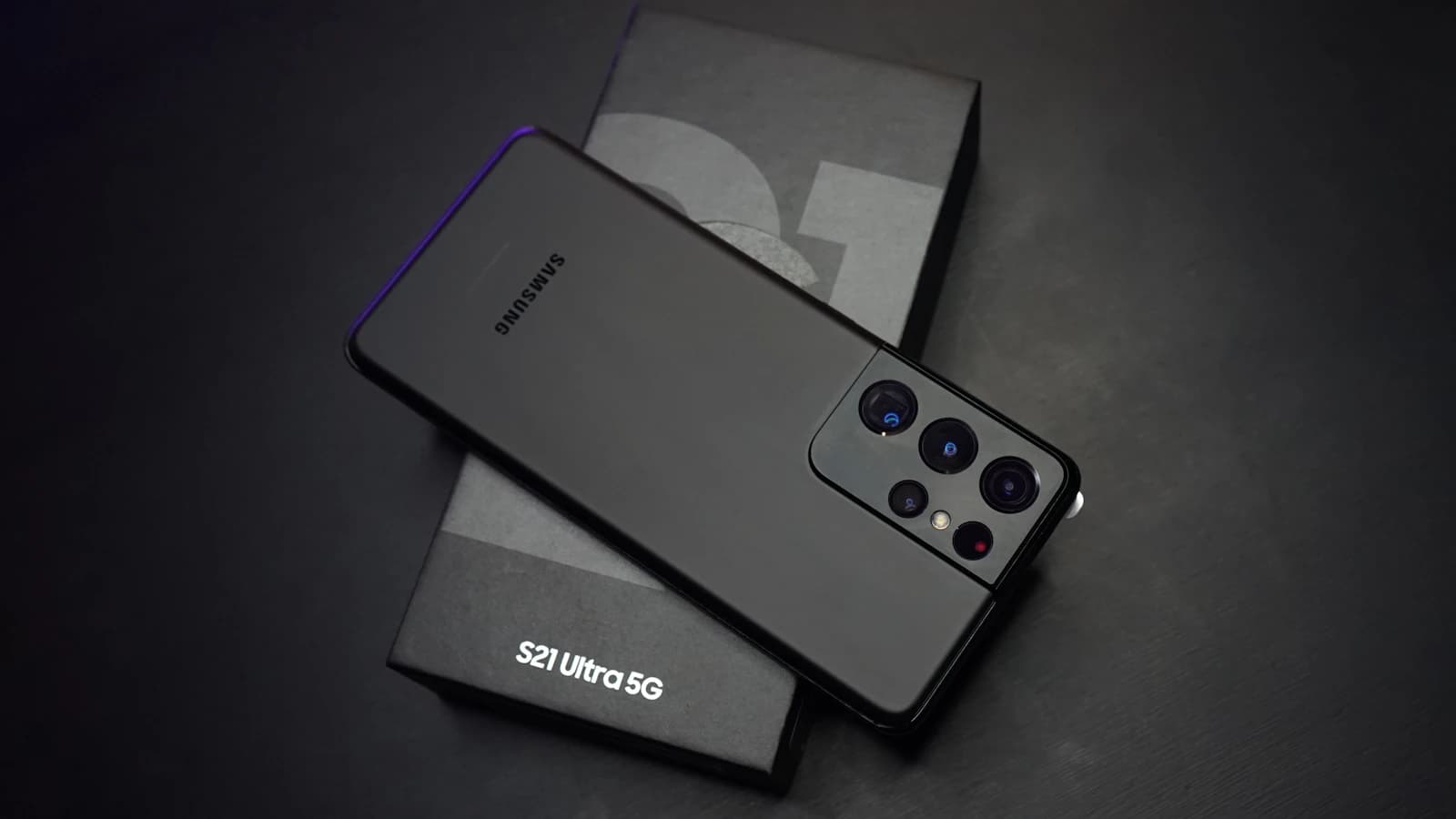 Smartphone recién estrenado sobre su caja de lanzamiento