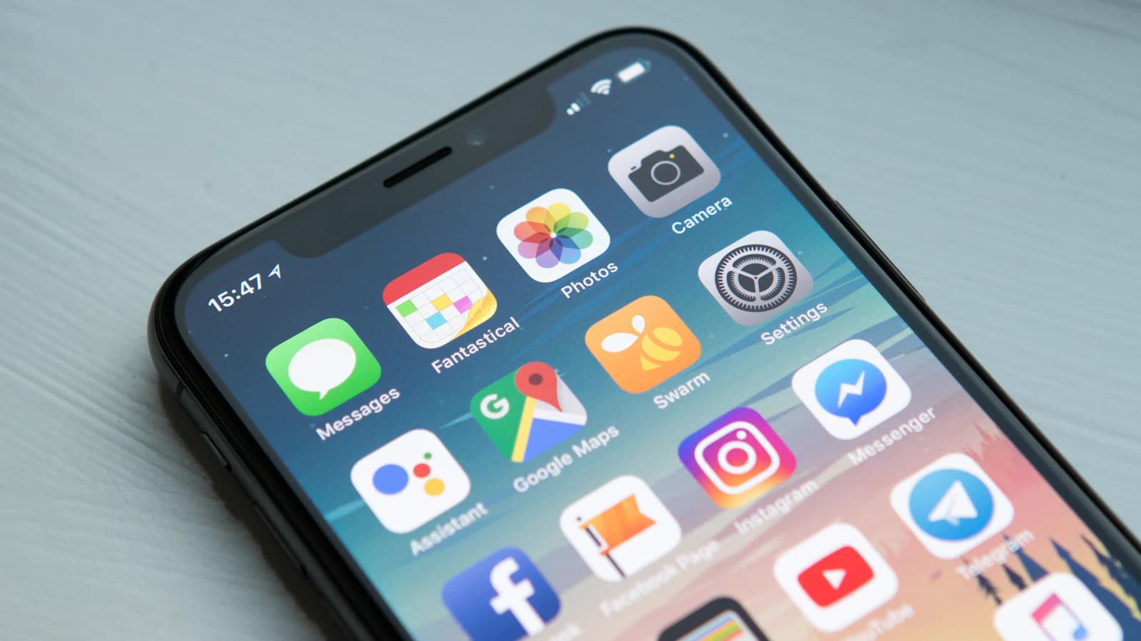 Primer plano de un smartphone con la pantalla de aplicaciones encendida