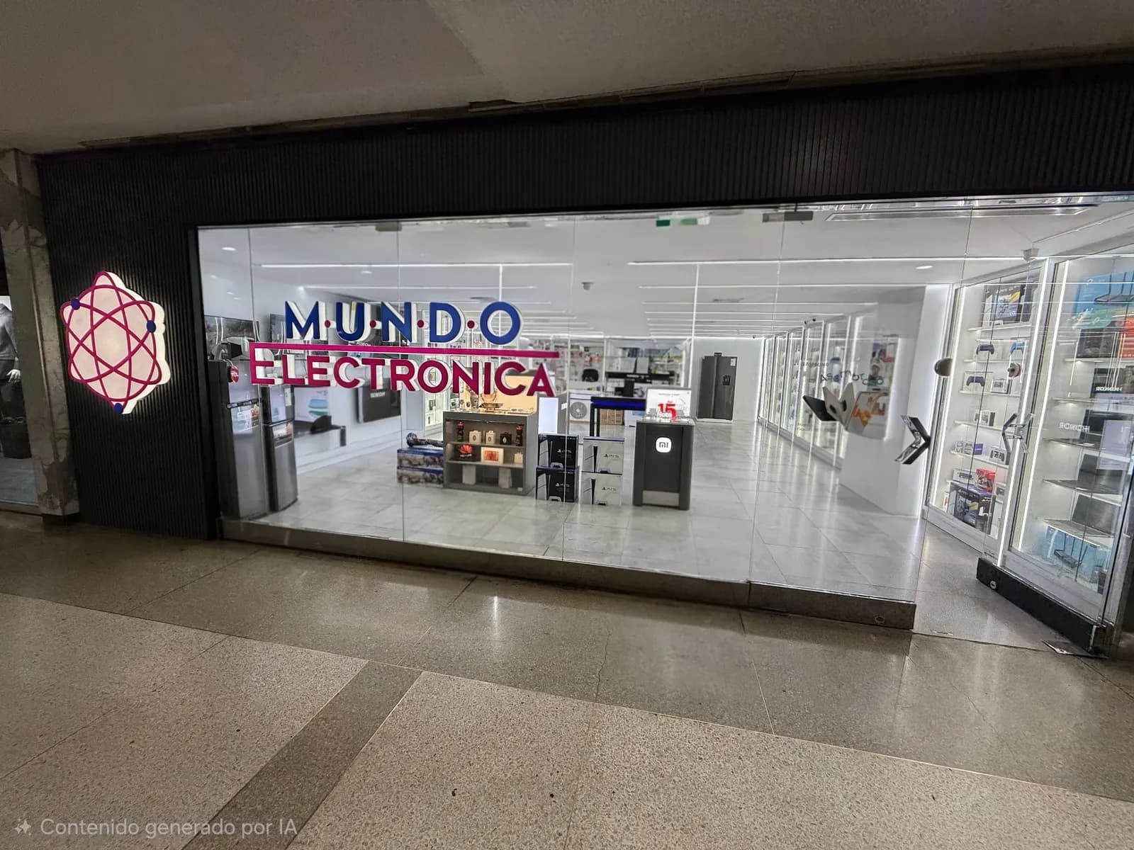 Fachada del local de Mundo Electrónica en el nivel C2 del CCCT, con vitrinas de piso a techo y el salón iluminado
