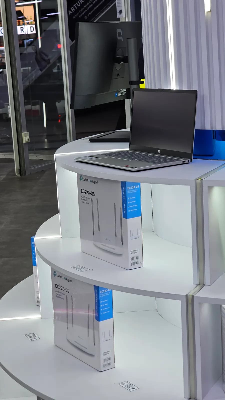 Isla de laptops encendidas para probar en la tienda de El Recreo