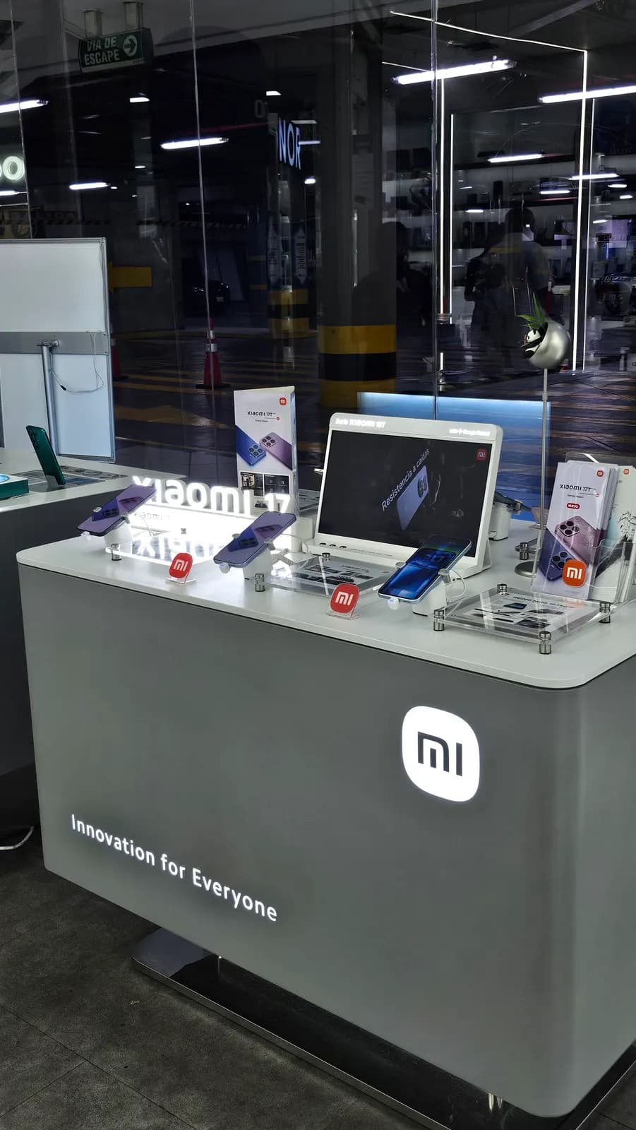 Mesa de experiencia Xiaomi en la tienda de El Recreo, con equipos listos para probar