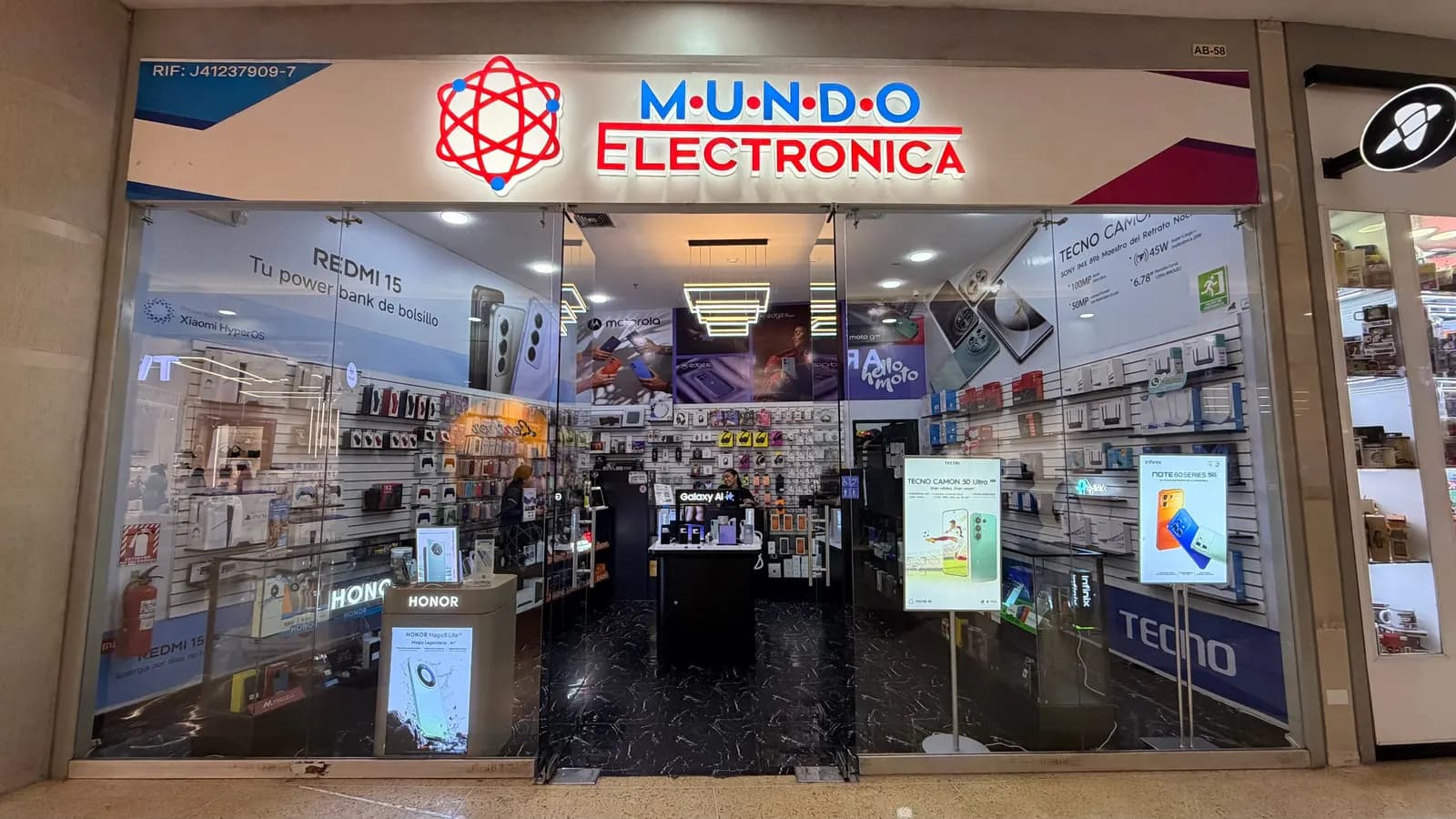 Fachada del local de Mundo Electrónica en el nivel Andrés Bello del Sambil La Candelaria, local AB-58