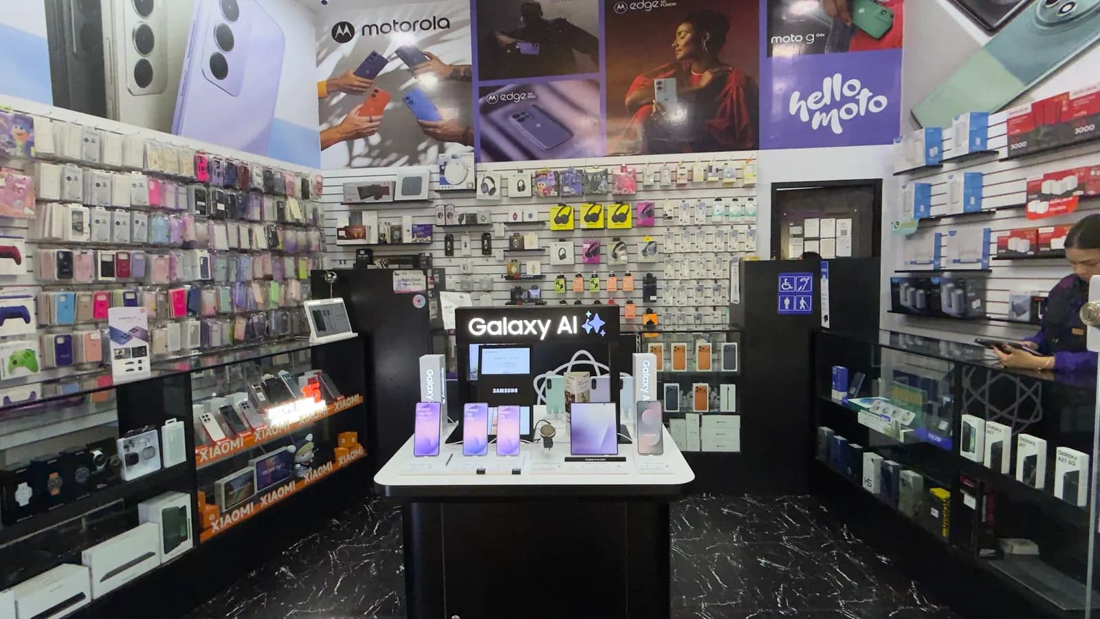Mesa de experiencia Galaxy AI en el interior del local de La Candelaria, rodeada de accesorios y equipos