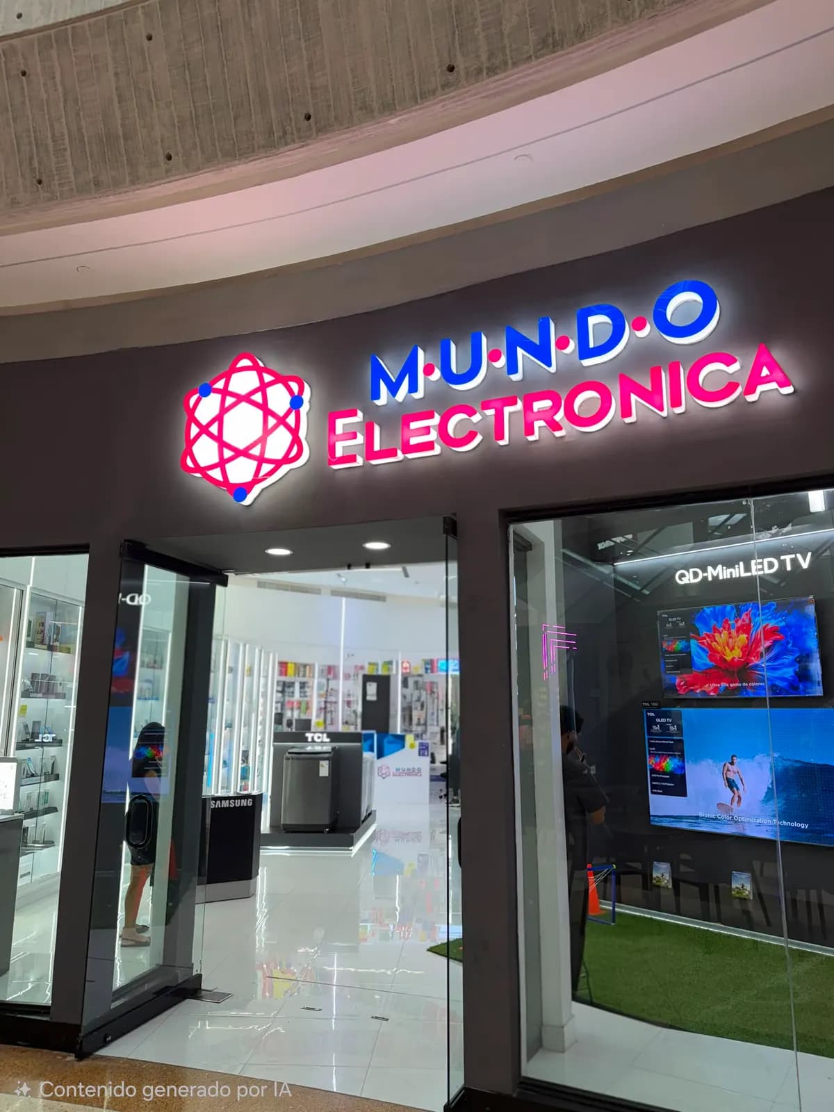 Entrada del local del nivel Autopista con el aviso de Mundo Electrónica y el área de televisores QD-MiniLED