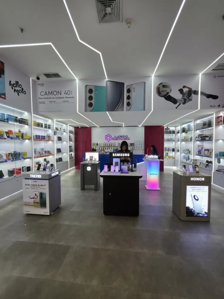 Interior del local del nivel Libertador con islas de Tecno, Samsung, Infinix y Honor