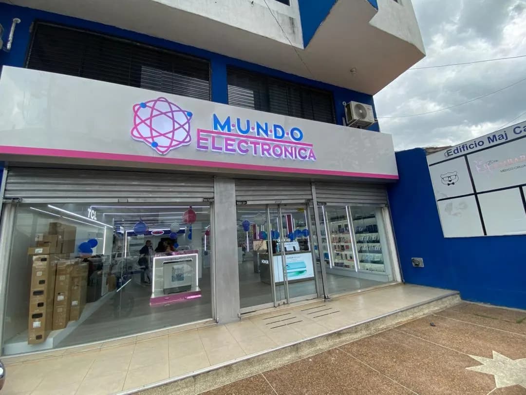 Fachada a pie de calle de Mundo Electrónica en Barrio Obrero, San Cristóbal, en el Edificio Maj