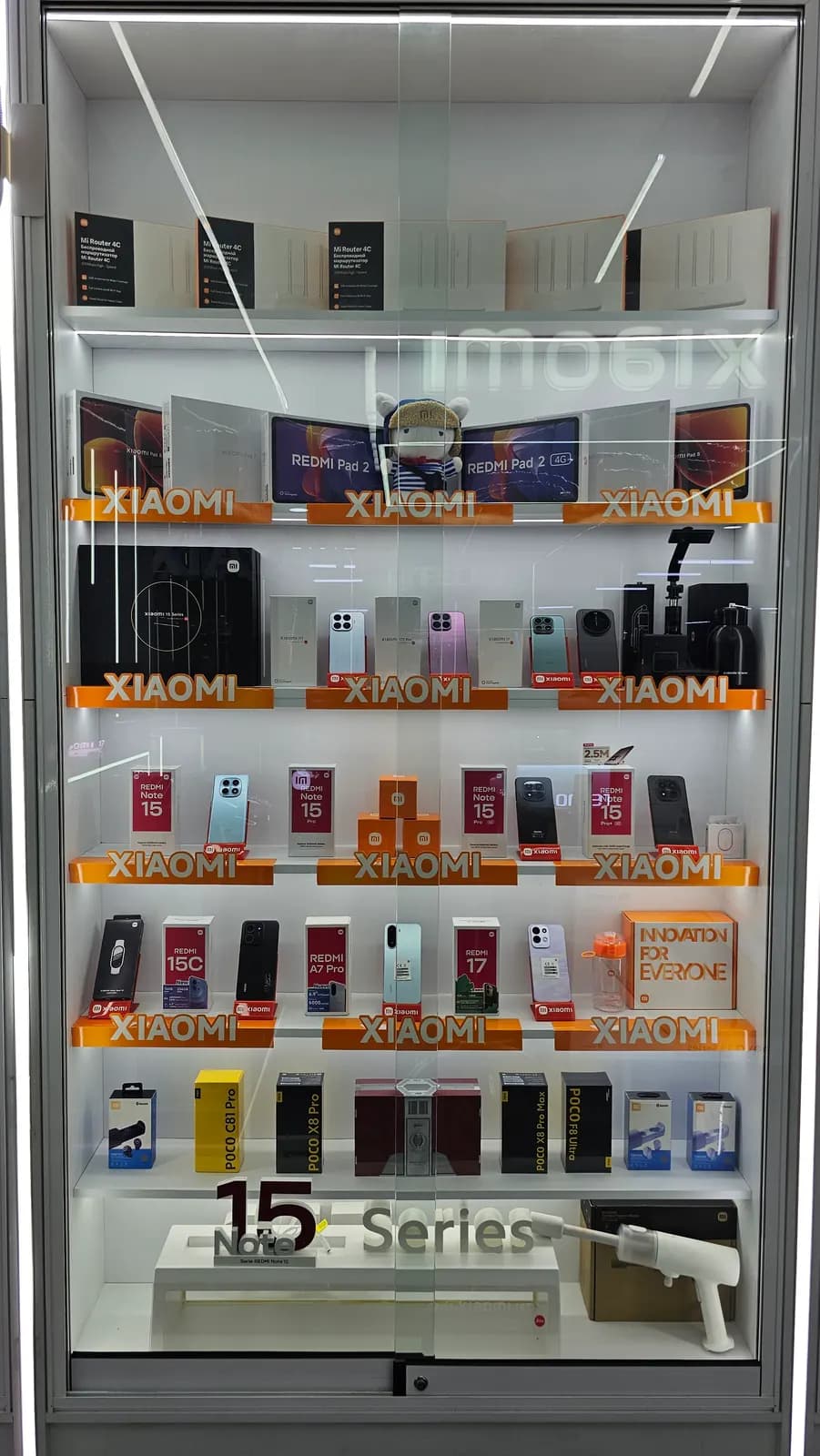 Vitrina iluminada con la línea completa de la serie Xiaomi 15 y accesorios